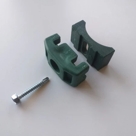 PLASTIČNA ZELENA ŽABICA SA SAMONAREZUJIĆIM VIJKOM ZA STUB 50x50 mm